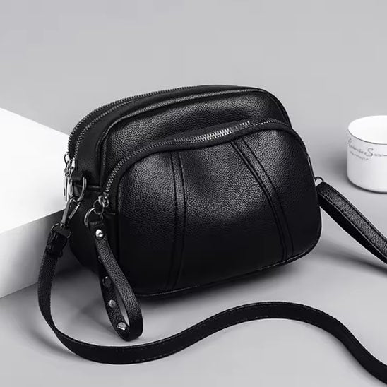 sacoche noire sur une table