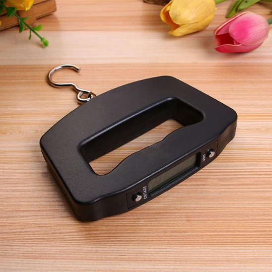 balance à bagage avec crochet sur table