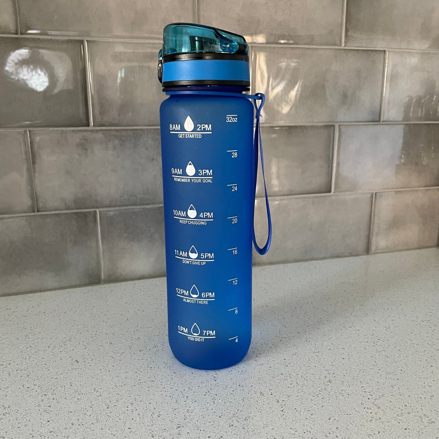 bouteille d'eau  bleue hydratation quotidienne