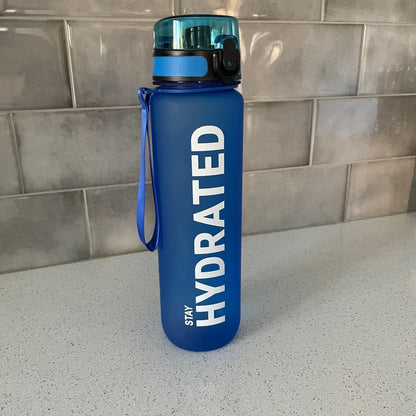 bouteille d'eau bleue sur le comptoir