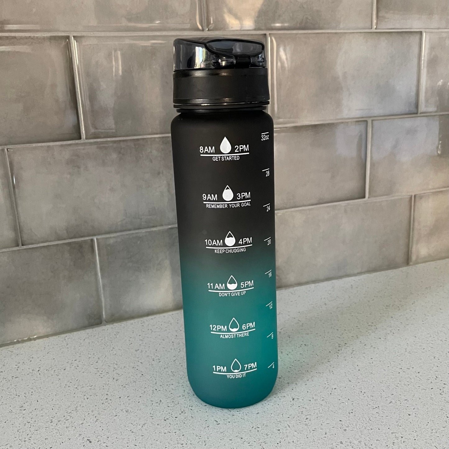 bouteille d'eau turquoise et noir