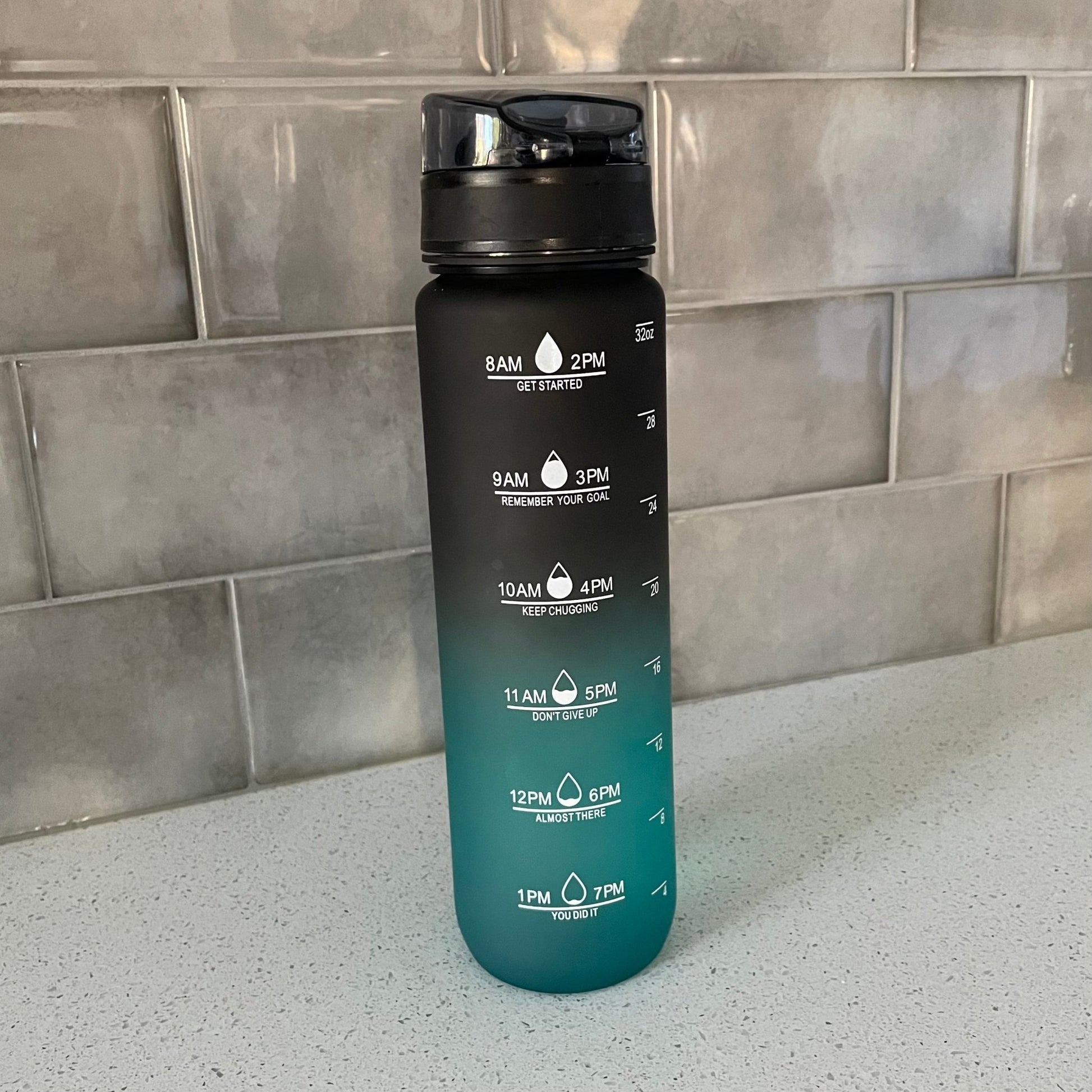 bouteille d'eau turquoise et noir