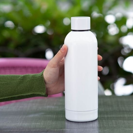 bouteille isotherme blanche sur table