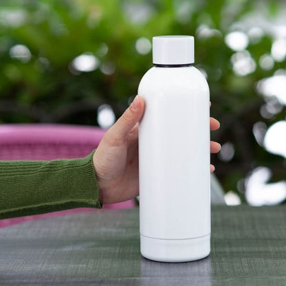 bouteille isotherme blanche sur table