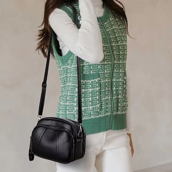 sacoche noir portée en bandoulière par une femme