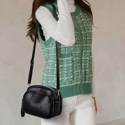 sacoche noir portée en bandoulière par une femme