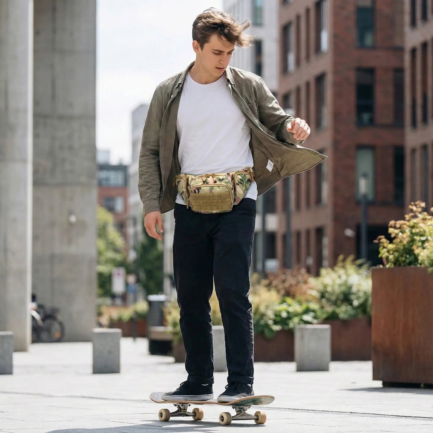 sacoche tactique sac banane robuste jeune homme en skateboard